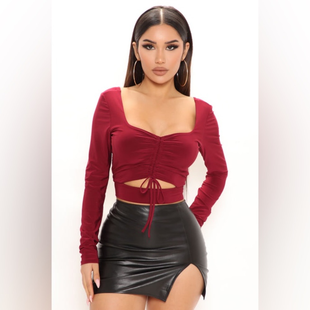 ✨ Burgundy Ruched Long Sleeve Crop Top – Size L, NWT ✨